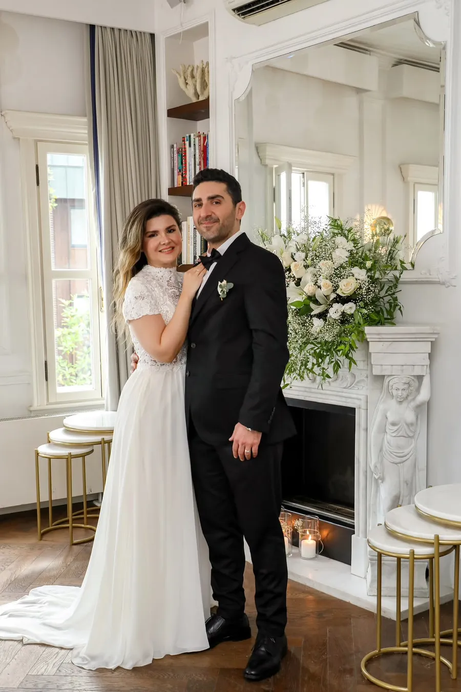 Şömine önünde gelin ve damat