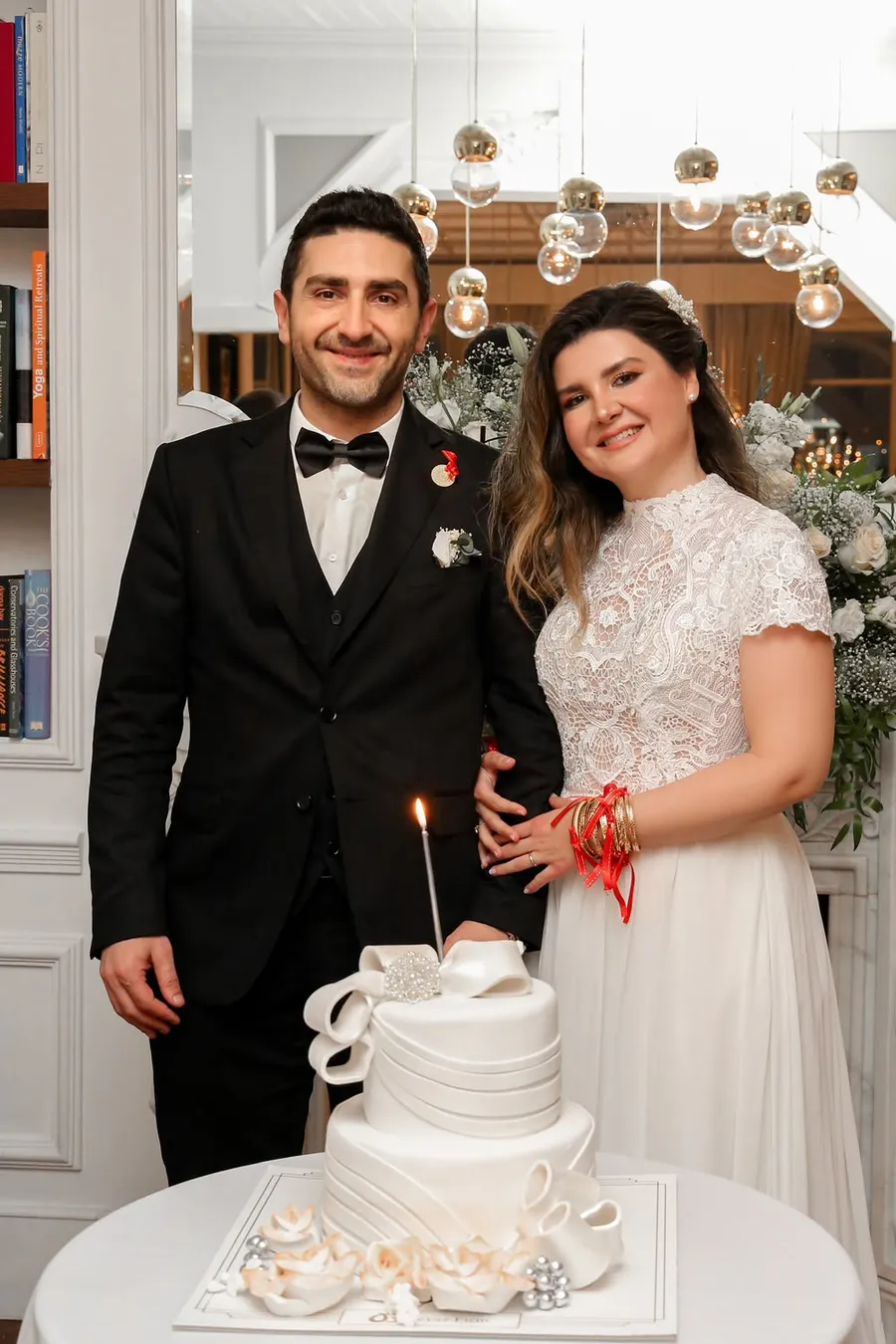 Gelin ve damat pasta kesiminde